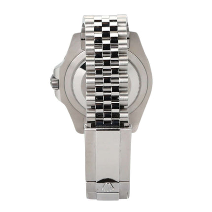 Rückansicht der Rolex GMT Master II 126710BLNR mit Jubilé Edelstahlarmband und poliertem Gehäuse.