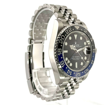 Rolex GMT-Master II Edelstahl 126710BLNR mit blau/schwarzer Keramik Lünette und Jubile-Edelstahlarmband.