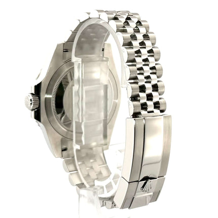 Rückseite der Rolex GMT-Master II Edelstahl Ref. 126710BLNR mit poliertem und satiniertem Jubile-Edelstahlarmband und Sicherheitsfaltschließe.