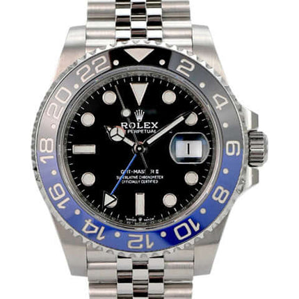 Rolex GMT-Master II 126710BLNR Edelstahl Uhr mit schwarzem Zifferblatt und blau/schwarzer Keramikeinlage.