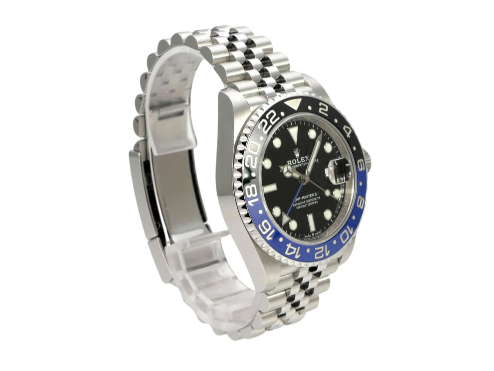 Rolex GMT Master II Edelstahl 126710BLNR mit schwarzem Zifferblatt und blauer Lünette, seitliche Ansicht.