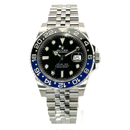 Rolex GMT Master II Edelstahl 126710BLNR aus 2020 mit blau/schwarzer Keramik Einlage, schwarzes Zifferblatt und Jubile-Edelstahlarmband.