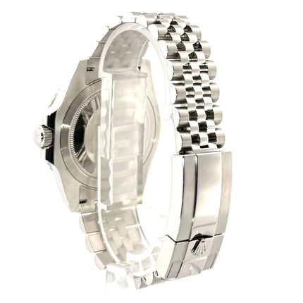 Rückansicht der Rolex GMT Master II Edelstahl 126710BLNR mit Jubile-Edelstahlarmband und Sicherheitsfaltschließe, Gehäuseboden und Krone sichtbar