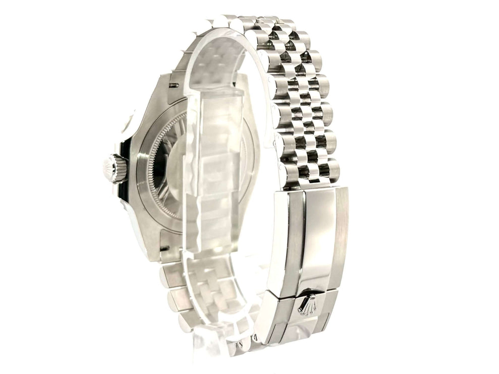Rückansicht der Rolex GMT Master II Edelstahl 126710BLNR mit Jubile-Edelstahlarmband und Sicherheitsfaltschließe, Gehäuseboden und Krone sichtbar