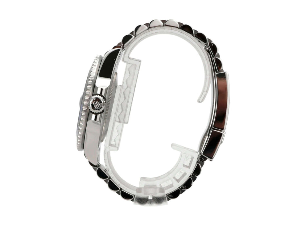 Seitenansicht der Rolex GMT-Master II Edelstahl 126710BLNR mit Jubille-Armband und drehbarer Lünette.
