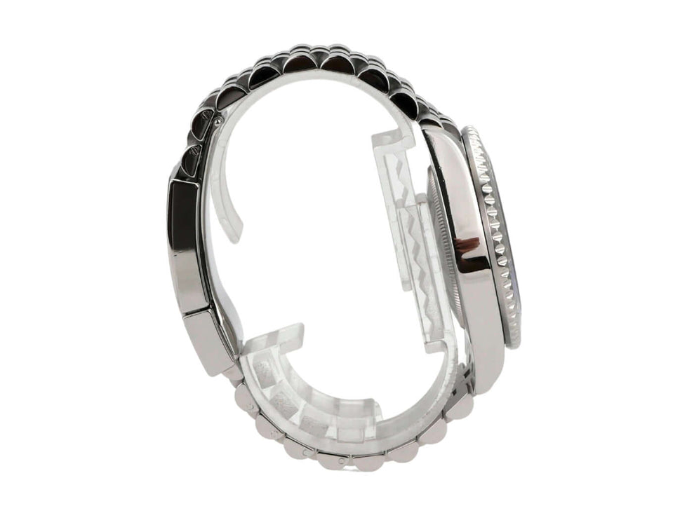 Seitenansicht des Rolex GMT-Master II Edelstahl 126710BLNR mit Jubile-Armband und drehbarer Lünette.