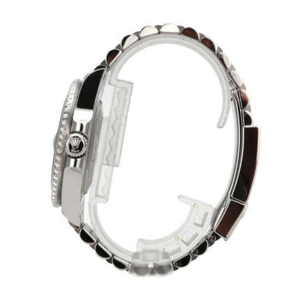 Seitenansicht der Rolex GMT-Master II 126710BLNR mit Jubilé-Armband und Edelstahlgehäuse.