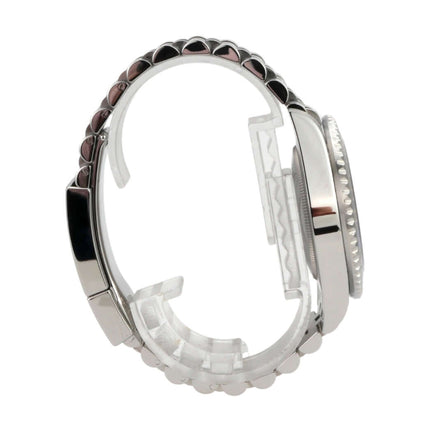 Seitenansicht der Rolex GMT-Master II 126710BLNR mit poliertem Jubile-Armband und Edelstahlgehäuse.