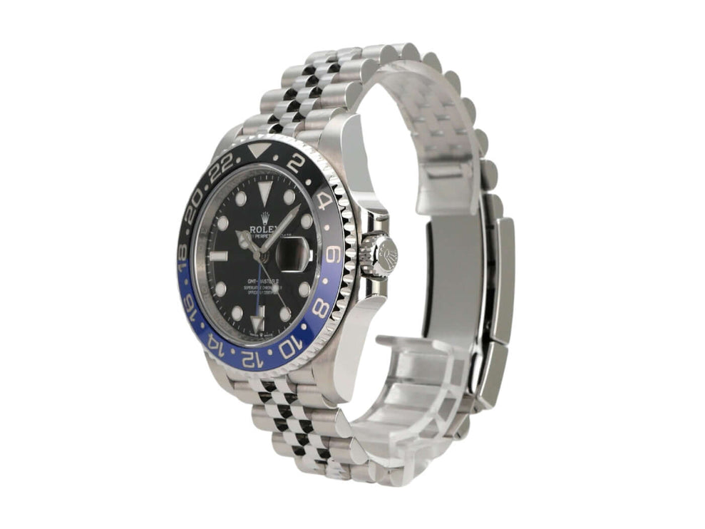 Rolex GMT-Master II 126710BLNR Edelstahl mit schwarzem Zifferblatt und blau/schwarzer Lünette in der Seitenansicht.