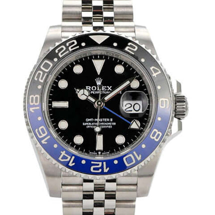 Rolex GMT-Master II 126710BLNR Edelstahl mit schwarzem Zifferblatt und blauer schwarzer Lünette auf Edelstahlarmband.