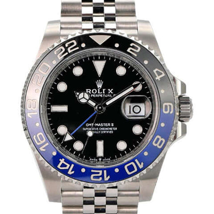 Rolex GMT-Master II Edelstahl 126710BLNR mit schwarzem Zifferblatt und blauer/ schwarzer Lünette.