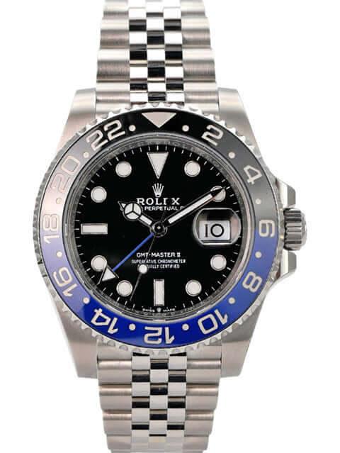 Rolex GMT-Master II Edelstahl 126710BLNR mit schwarzem Zifferblatt und blauer/ schwarzer Lünette.