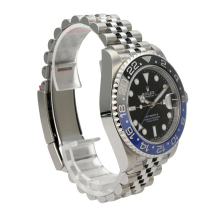 Rolex GMT-Master II Edelstahl 126710BLNR mit schwarzem Zifferblatt und blauer Keramikeinlage, seitliche Ansicht.