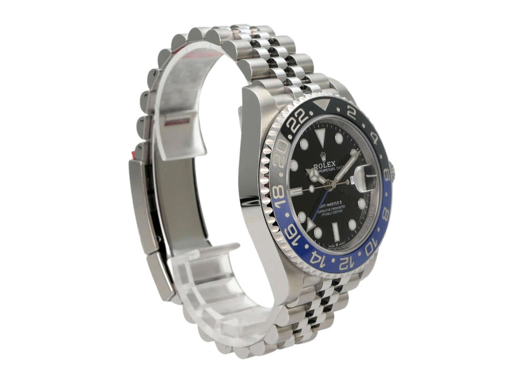 Rolex GMT-Master II Edelstahl 126710BLNR mit schwarzem Zifferblatt und blauer Keramikeinlage, seitliche Ansicht.