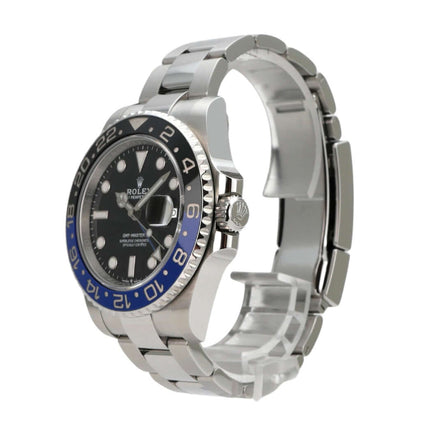 Rolex GMT-Master II Edelstahl 126710BLNR Oyster-Band seitlich view mit schwarzem Zifferblatt und blau-schwarzer Lünette