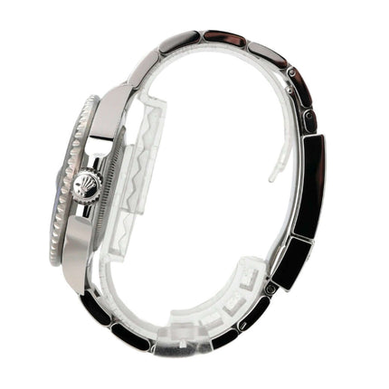 Rolex GMT-Master II Edelstahl 126710BLNR Oyster-Band seitliche Ansicht der Uhr mit Edelstahlarmband