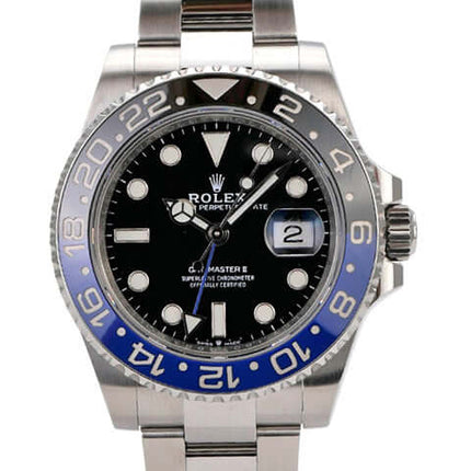 Rolex GMT-Master II Edelstahl 126710BLNR Oyster-Band in Edelstahl mit schwarzem Zifferblatt und blau-schwarzer Lünette.