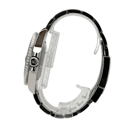 Rolex GMT-Master II Edelstahl 126710BLNR Oyster-Band seitliche Ansicht mit poliertem und satiniertem Edelstahlarmband