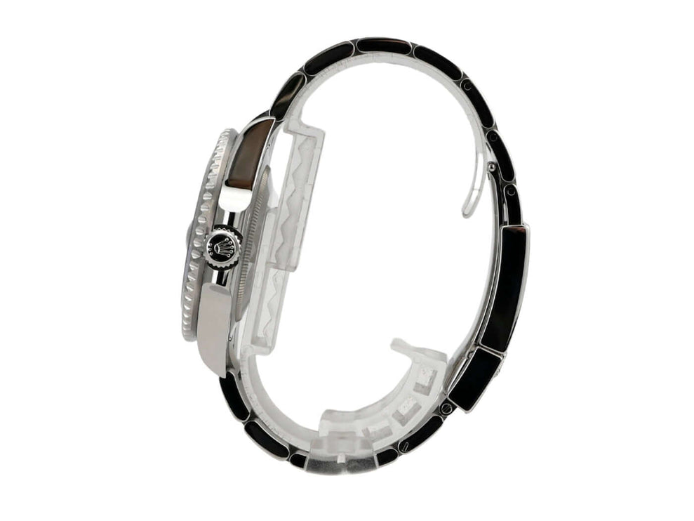 Rolex GMT-Master II Edelstahl 126710BLNR Oyster-Band seitliche Ansicht mit poliertem und satiniertem Edelstahlarmband