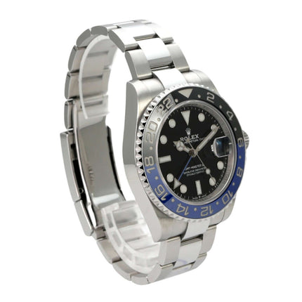 Rolex GMT-Master II Edelstahl 126710BLNR Oyster-Band seitliche Ansicht mit schwarzem Zifferblatt und Edelstahlarmband