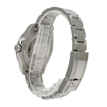Rolex GMT-Master II Edelstahl 126710BLNR Oyster-Band seitliche Ansicht des Armbands und Gehäuses.