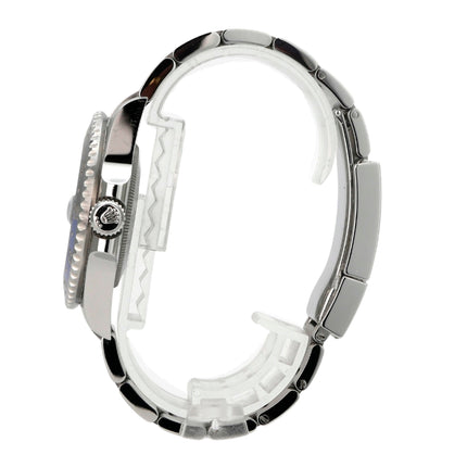 Rolex GMT-Master II Edelstahl 126710BLNR Oyster-Band, Seitenansicht mit Edelstahlgehäuse und Oyster-Armband