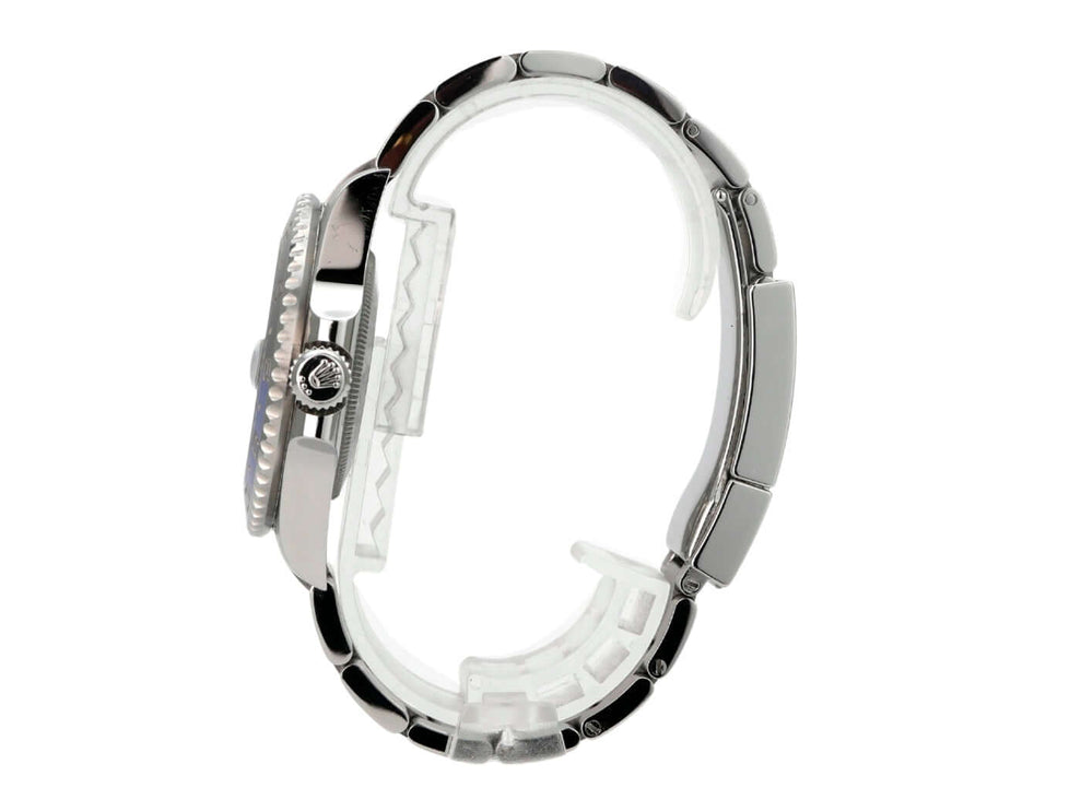 Rolex GMT-Master II Edelstahl 126710BLNR Oyster-Band, Seitenansicht mit Edelstahlgehäuse und Oyster-Armband