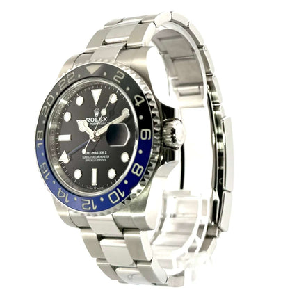 Rolex GMT-Master II Edelstahl 126710BLNR mit Oyster-Band, Keramik-Lünette in Schwarz und Blau, Ansicht von der Seite