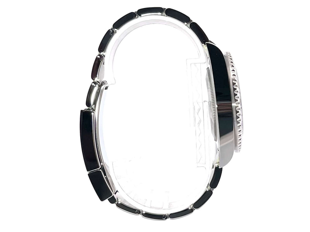 Seitenansicht Rolex GMT Master II Edelstahl 126710BLNR Oyster-Band mit poliertem und satiniertem Edelstahlgehäuse und Lünette.