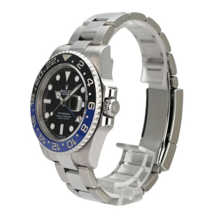 Rolex GMT-Master II Edelstahl 126710BLNR Oyster-Band auf silbernem Edelstahlarmband.