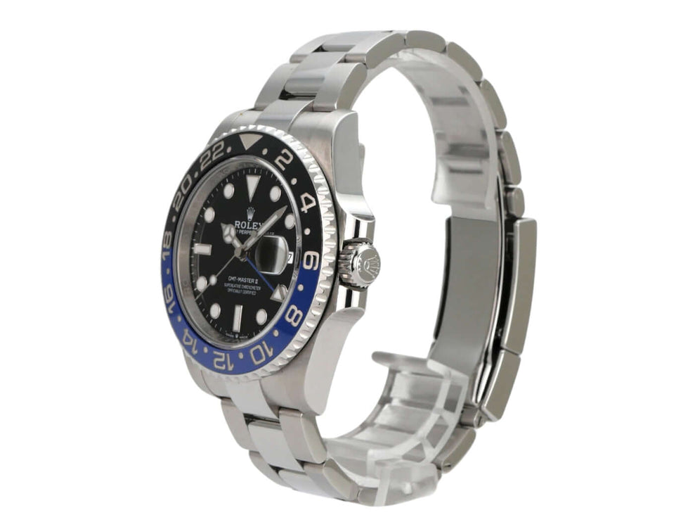 Rolex GMT-Master II Edelstahl 126710BLNR Oyster-Band auf silbernem Edelstahlarmband.