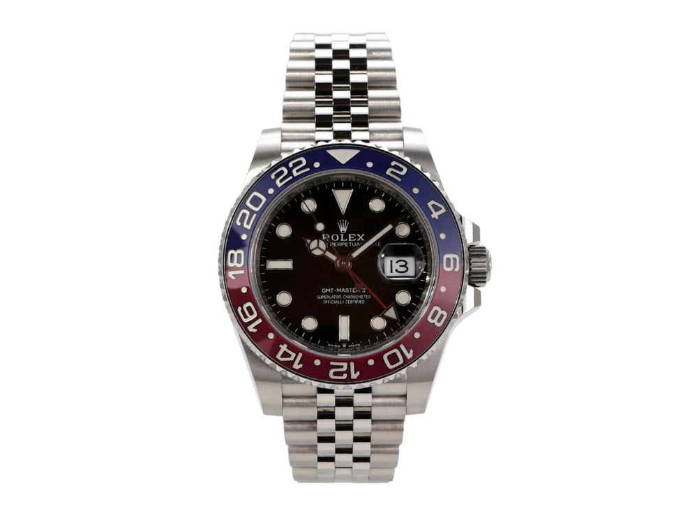 Rolex GMT-Master II Edelstahl 126710BLRO mit blau-roter Keramiklünetten, schwarzem Zifferblatt und Jubilé-Armband.
