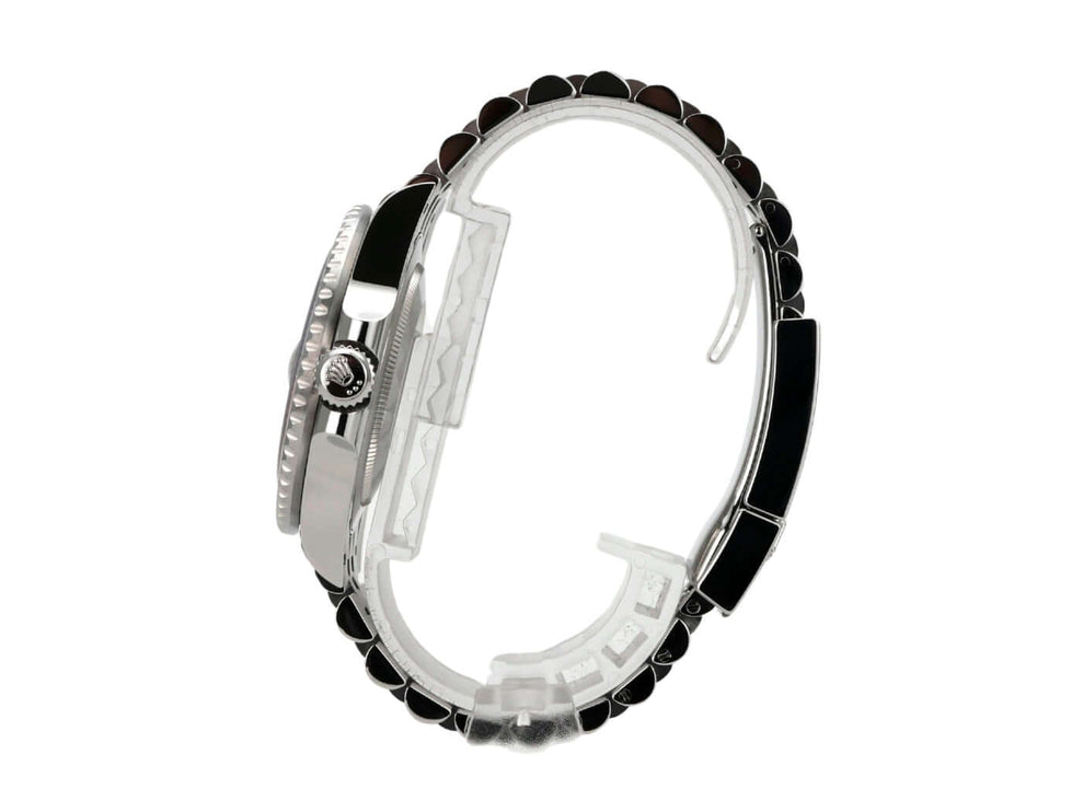 Seitenansicht der Rolex GMT-Master II Edelstahl 126710BLRO mit schwarzem und rotem Armband.
