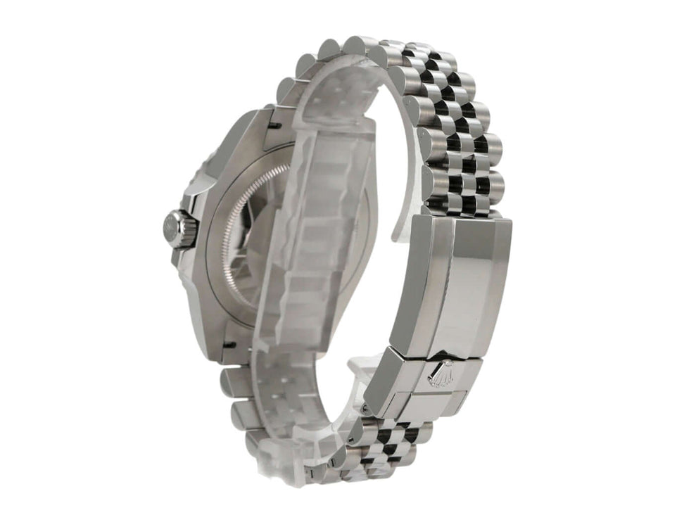Seitenansicht der Rolex GMT-Master II Edelstahl 126710BLRO mit Jubile-Armband und Sicherheitsfaltschließe.