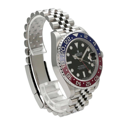 Rolex GMT-Master II Edelstahl 126710BLRO mit schwarz-grünem Zifferblatt und Jubile-Edelstahlarmband, Seitansicht.