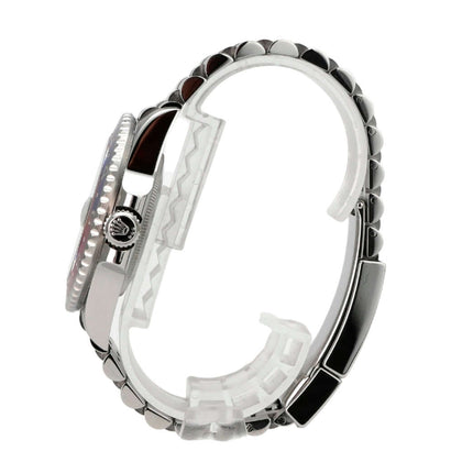 Rolex GMT-Master II Edelstahl 126710BLRO seitliche Ansicht des Gehäuses und Armbands aus Edelstahl.