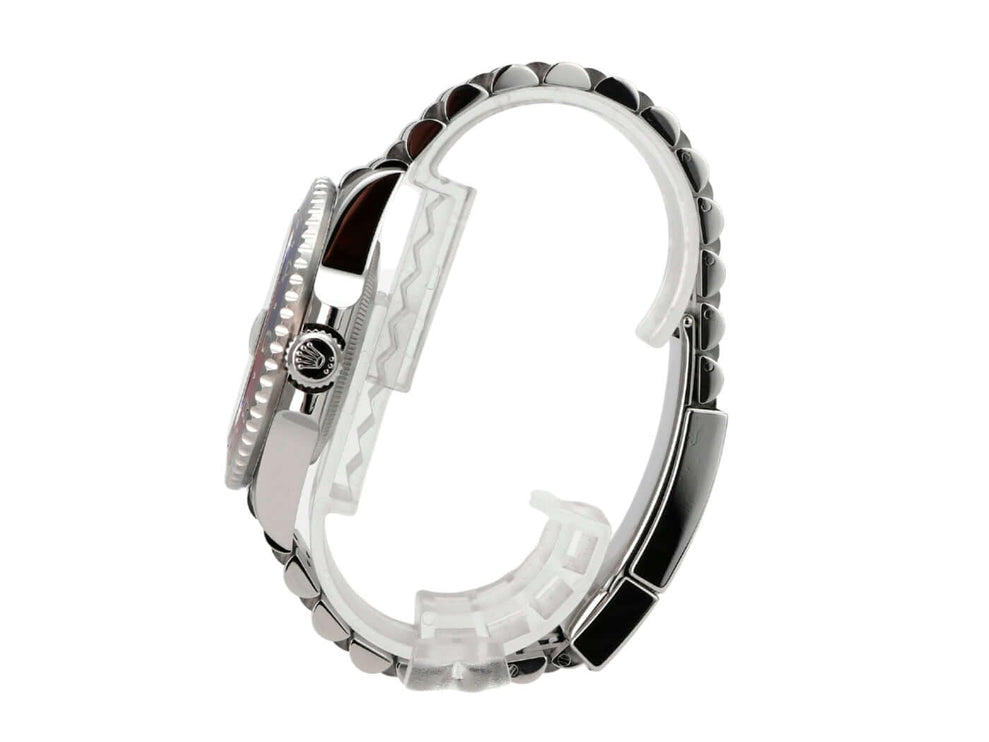 Rolex GMT-Master II Edelstahl 126710BLRO seitliche Ansicht des Gehäuses und Armbands aus Edelstahl.