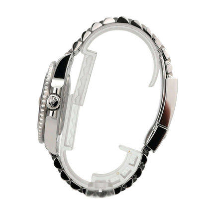 Seitenansicht der Rolex GMT-Master II Edelstahl 126710BLRO mit poliertem und satiniertem Jubile-Armband.