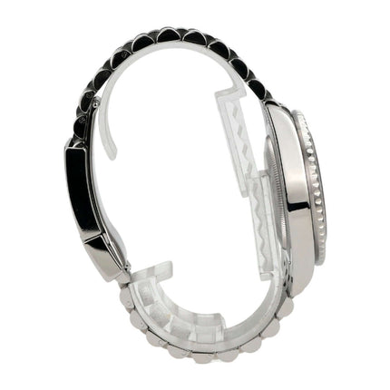 Seitenansicht der Rolex GMT-Master II Edelstahl 126710BLRO mit Jubile-Armband und Edelstahl-Lünette.