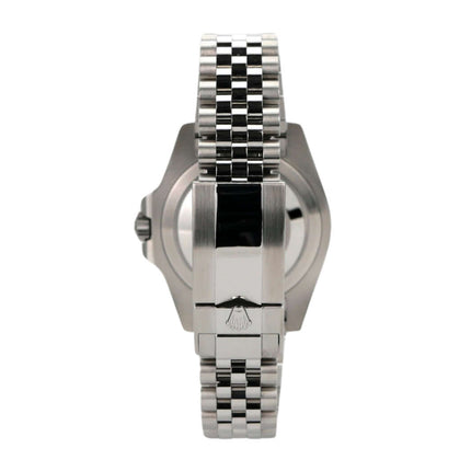 Rolex GMT-Master II Edelstahl 126710BLRO - Rückansicht mit jubilee Armband und Sicherheitsfaltschließe.