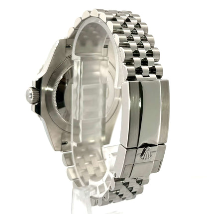Rückseite des Rolex GMT-Master II Edelstahl 126710BLRO mit poliertem und satiniertem Jubiläumsarmband und Sicherheitsfaltschließe.