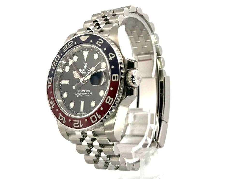 Rolex GMT-Master II Edelstahl 126710BLRO Uhr mit blau-roter Keramik Lünette, Edelstahlarmband, schwarzem Zifferblatt und leuchtenden Indizes.