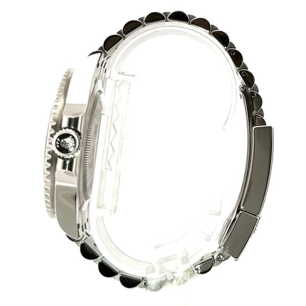 Rolex GMT-Master II Edelstahl 126710BLRO Seitenansicht, poliertes und satiniertes Gehäuse mit drehbarer Lünette und Edelstahlarmband.