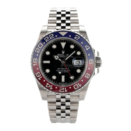 Rolex GMT Master II Edelstahl 126710BLRO mit schwarzem Zifferblatt und geriffelter Lünette in Blau/Rot.