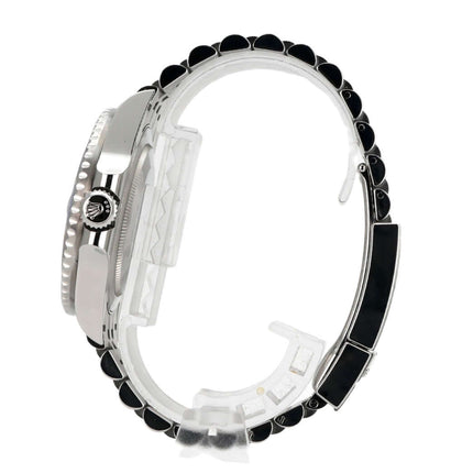 Seitenansicht der Rolex GMT Master II Edelstahl 126710BLRO mit schwarzem Zifferblatt und Jubile-Armband.