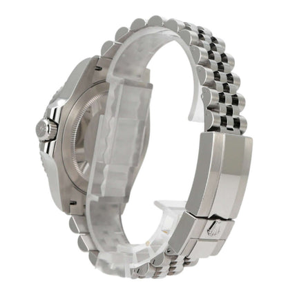 Rolex GMT Master II Edelstahl 126710BLRO mit poliertem Jubile-Armband und satiniertem Gehäuse seitlich.