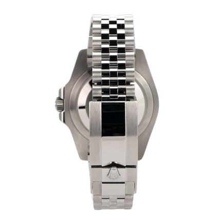 Rückansicht der Rolex GMT Master II Edelstahl 126710BLRO mit Jubile-Edelstahlarmband und Sicherheitsfaltschließe.