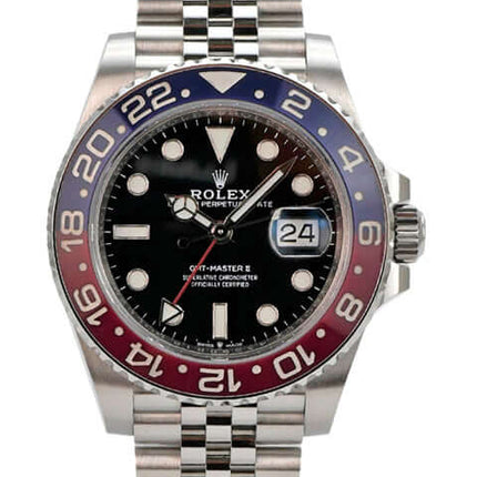 Rolex GMT-Master II Edelstahl 126710BLRO - Nahaufnahme des polierten und satinierten Edelstahlgehäuses mit blau-roter Keramikeinlage.
