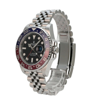 Rolex GMT-Master II Edelstahl 126710BLRO - Sicht auf das schwarze Zifferblatt mit Leuchtindizes und Leuchtpunkten.