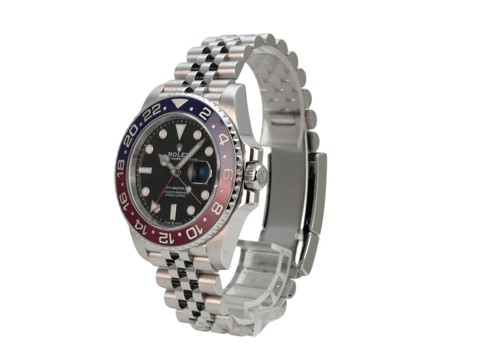 Rolex GMT-Master II Edelstahl 126710BLRO - Sicht auf das schwarze Zifferblatt mit Leuchtindizes und Leuchtpunkten.